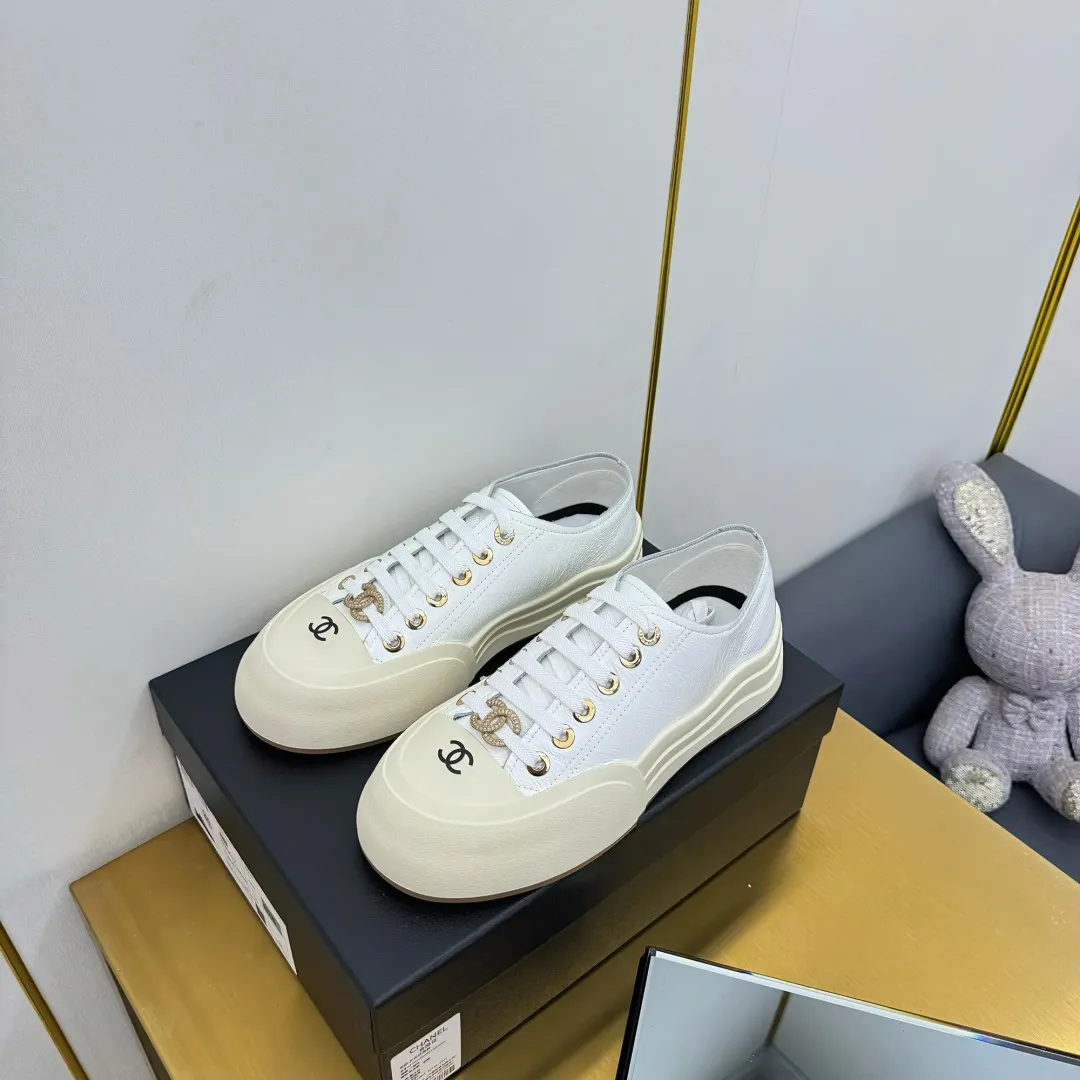 👟👟Ex-factory price 560👟👟 Top version, original quality! ! ! Chanel Chanel - 2025 biscuit shoes, the top casual sports shoes in the counter, this classic design; the upper is electro-embroidered with a variety of craftsmanship; the outsole is fashionable and sporty; the extraordinary inclusion of a variety of color elements... The diversified mix and match is very good-looking and versatile, casual, fashionable, sports, and outdoor can be taken into account... ꫛꫀꪝ Go➫ Material: ❶Upper: Original first-layer cowhide ❷Inner: Sheepskin ❸Outsole is based on: original TPU combination outsole, full set of boutique packaging for women 35–41 👉
